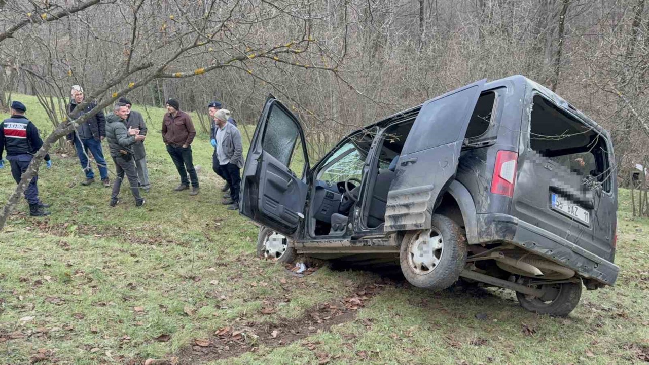 Yoldan çıkan araç 60 metrelik uçuruma yuvarlandı: 1 ölü, 2 yaralı
