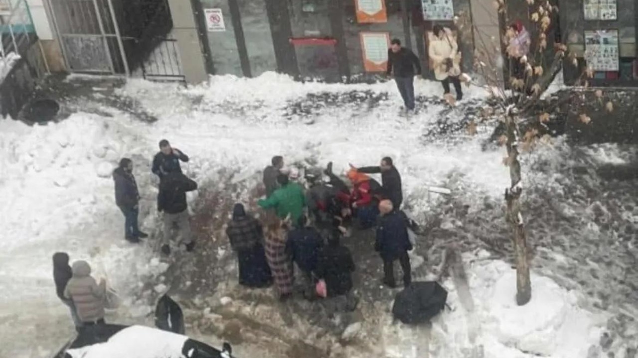 Çatıdan düşen kar kütlesinin altında kalan kadın hayatını kaybetti

