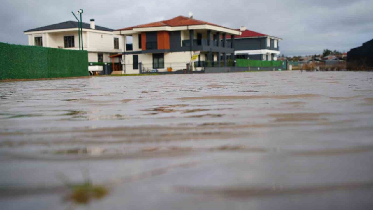 Edirne’de milyonluk villalar sular altında kaldı
