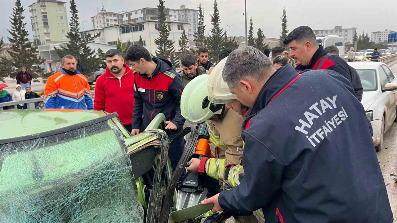 Minibüsle çarpışan otomobil hurdaya döndü: 1’i ağır 5 yaralı
