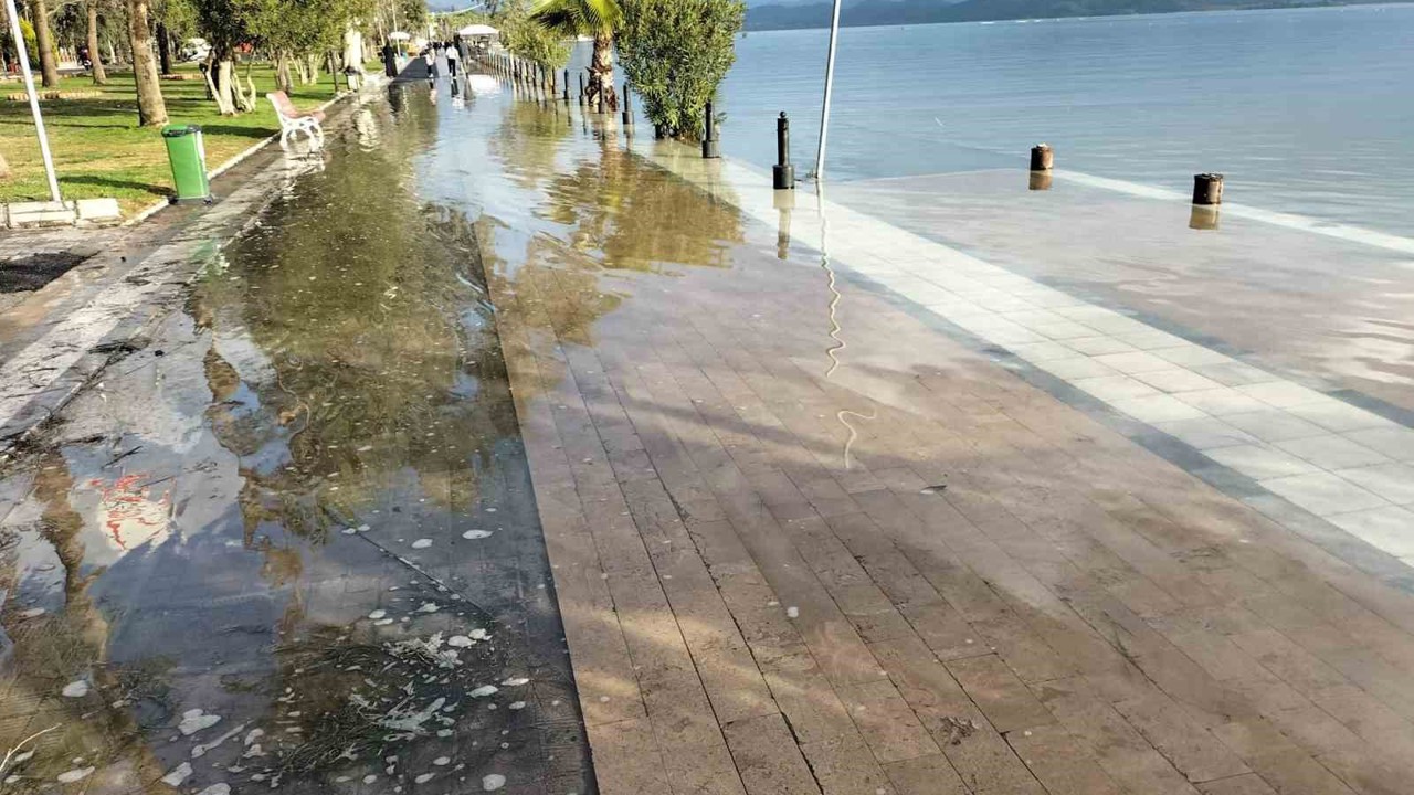 Köyceğiz Gölü taştı, Atatürk Kordonu sular altında kaldı
