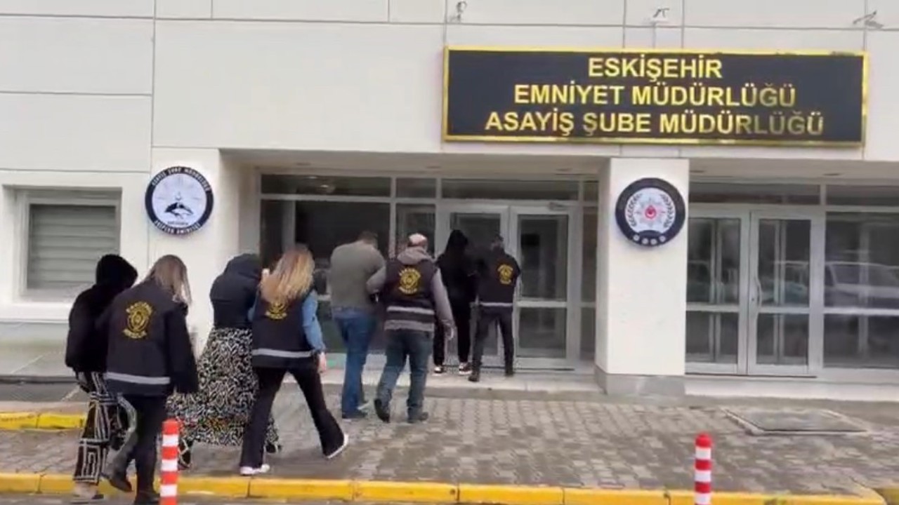 İzmir’deki 1 milyon 500 bin TL’lik hırsızlığın 4 şüphelisi Eskişehir’de yakalandı
