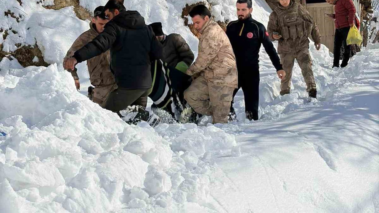 Bingöl’de ekipler karbonmonoksit gazından zehirlenen şahıs için seferber oldu
