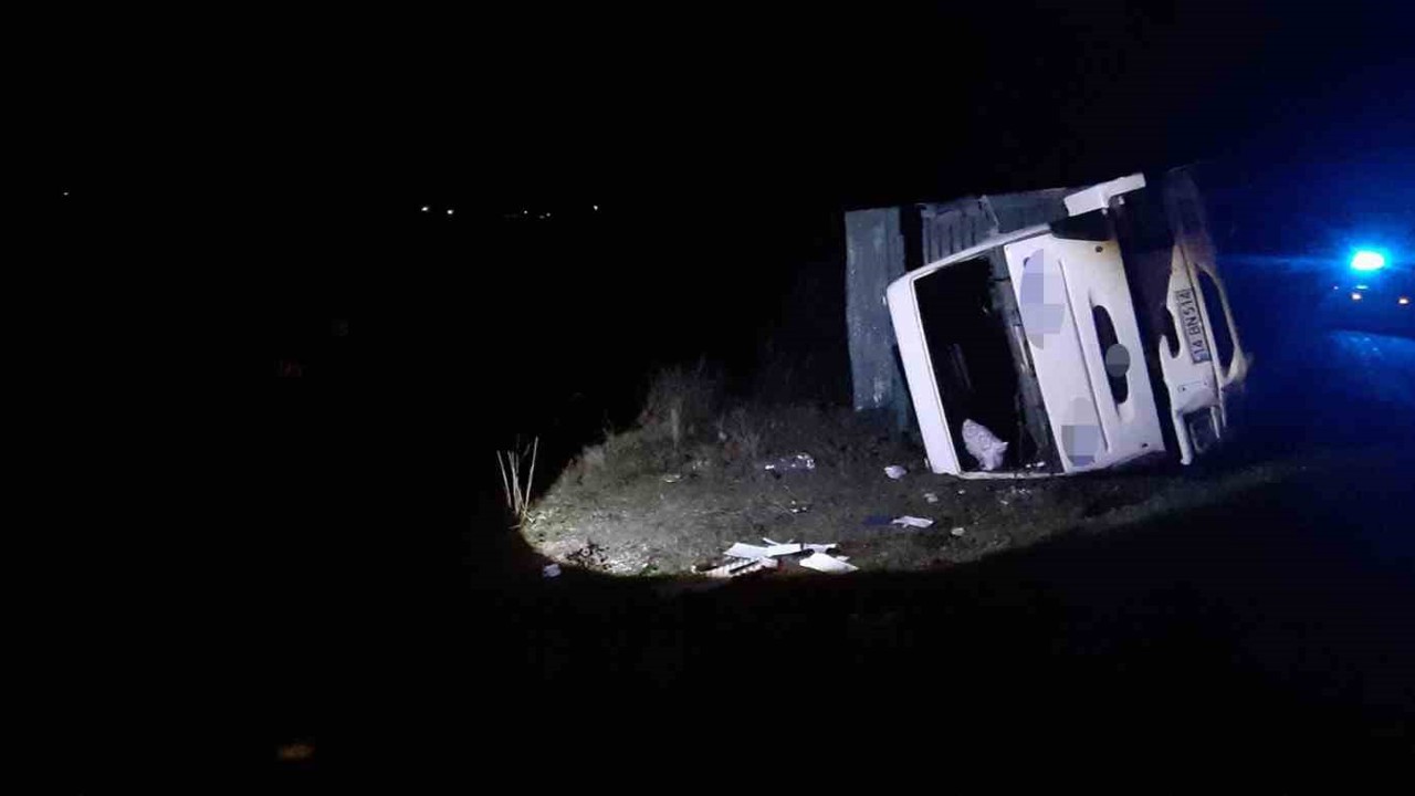 Mudurnu’da kamyon şarampole devrildi: 1 yaralı
