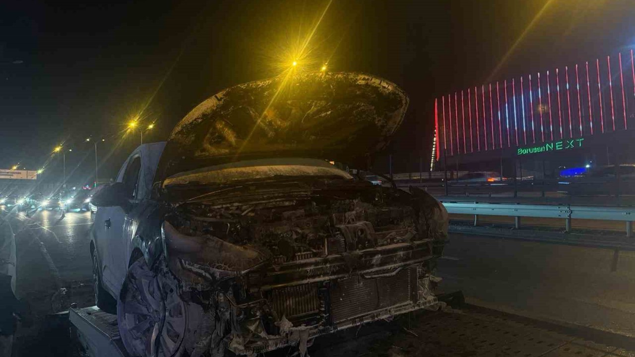 E5 Esenyurt’ta seyir halindeki araç alev alev yandı
