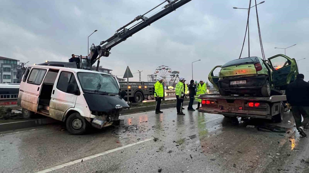 Hurdaya dönen otomobil öğretmene mezar oldu
