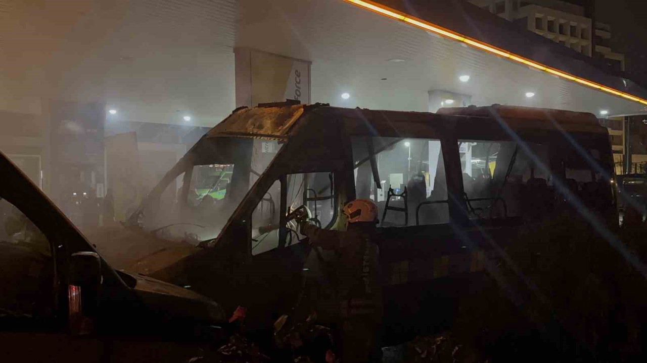 Kağıthane’de benzin istasyonunda 2 minibüs alev aldı
