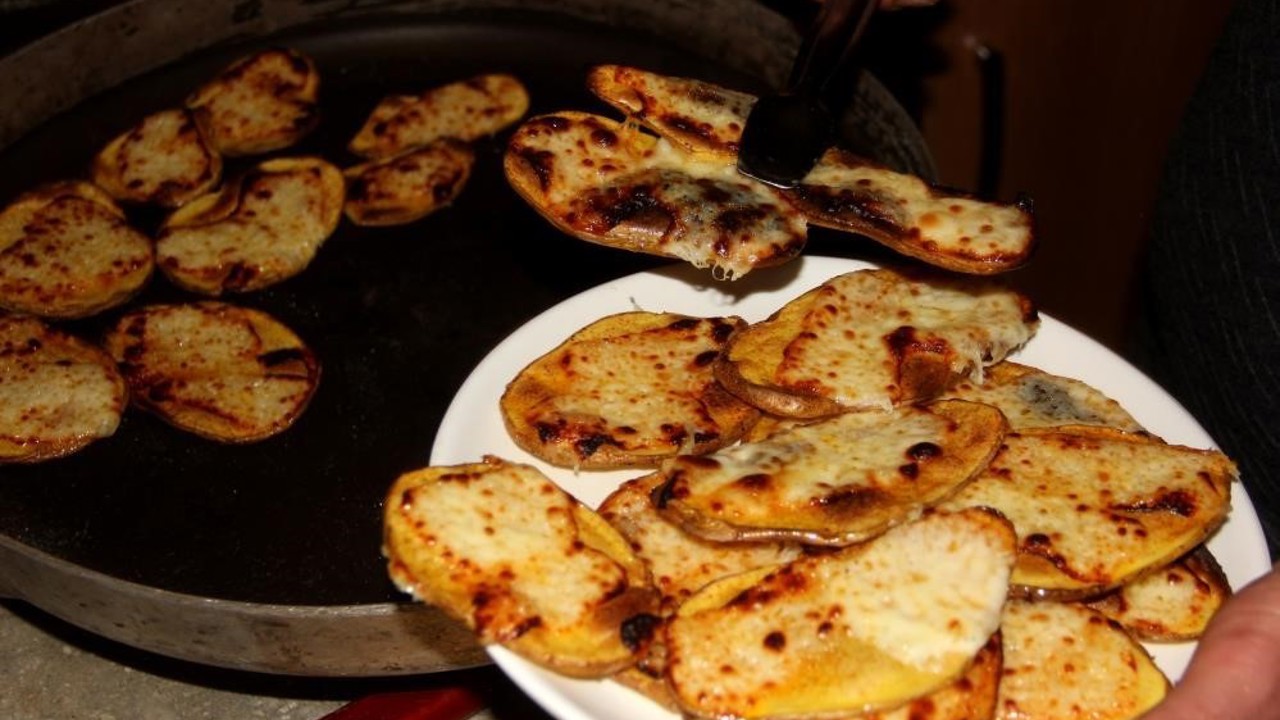 Erzincan’da soğuk kış gecelerinin sıcak lezzeti kaşarlı patates
