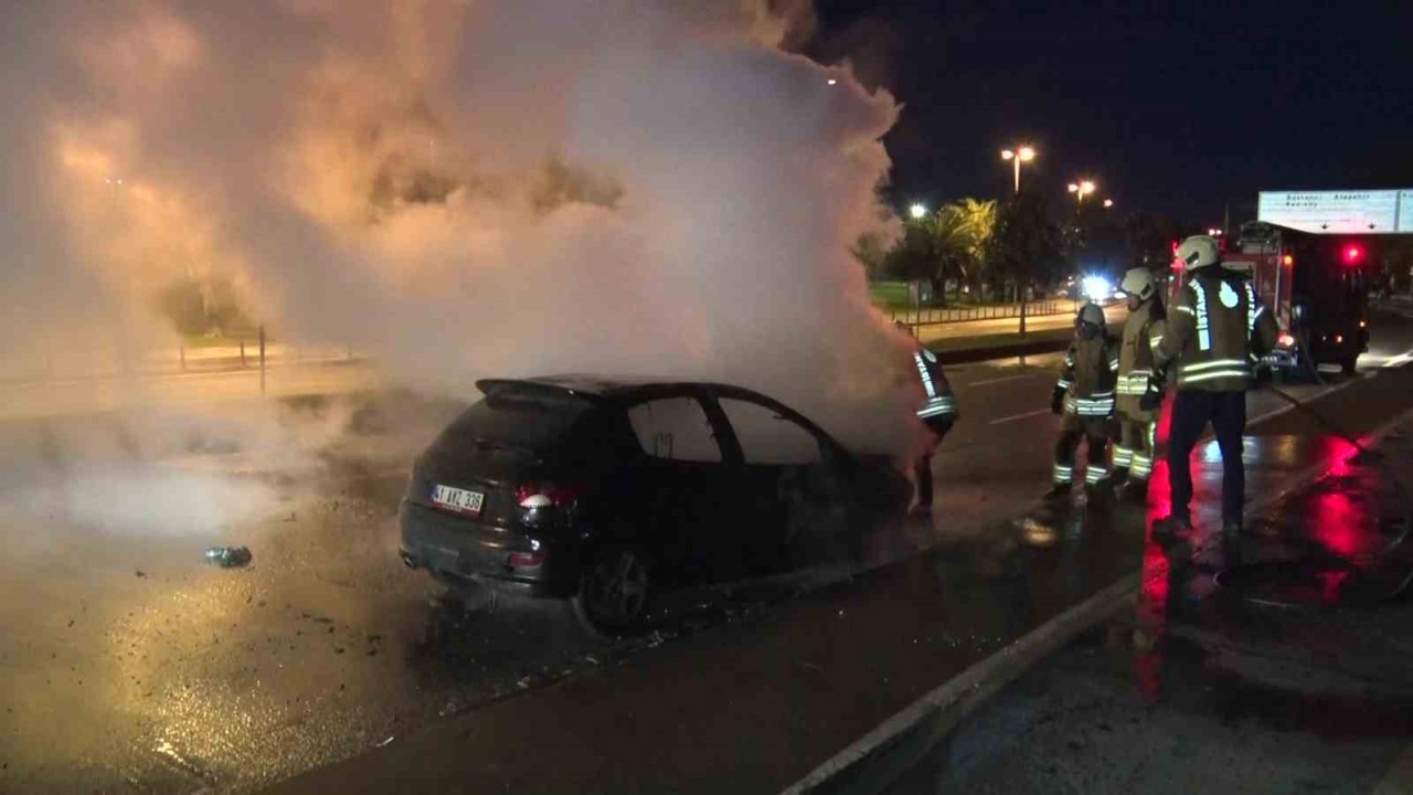 Maltepe’de seyir halindeki otomobil alev alev yandı
