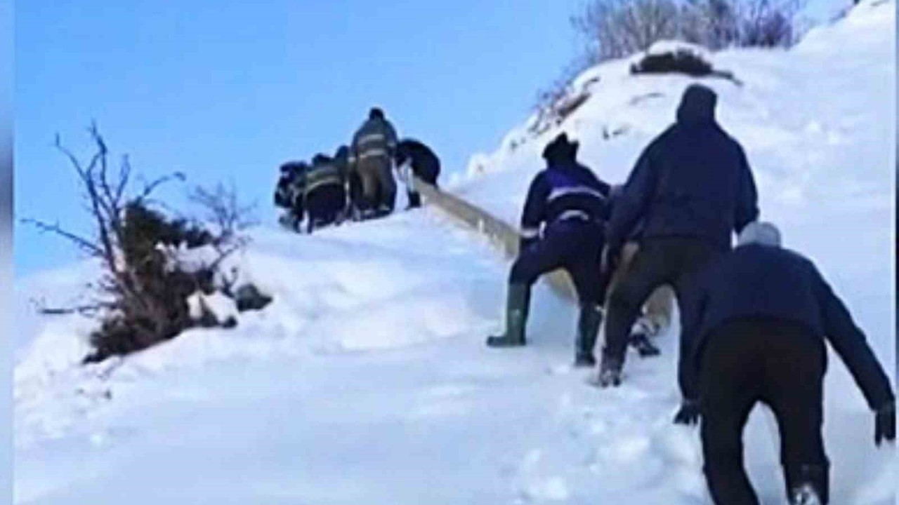 Elektrik şirketi ekipleri, kar yağışının 1 metreyi aştığı bölgede çalışmalarını sürdürüyor
