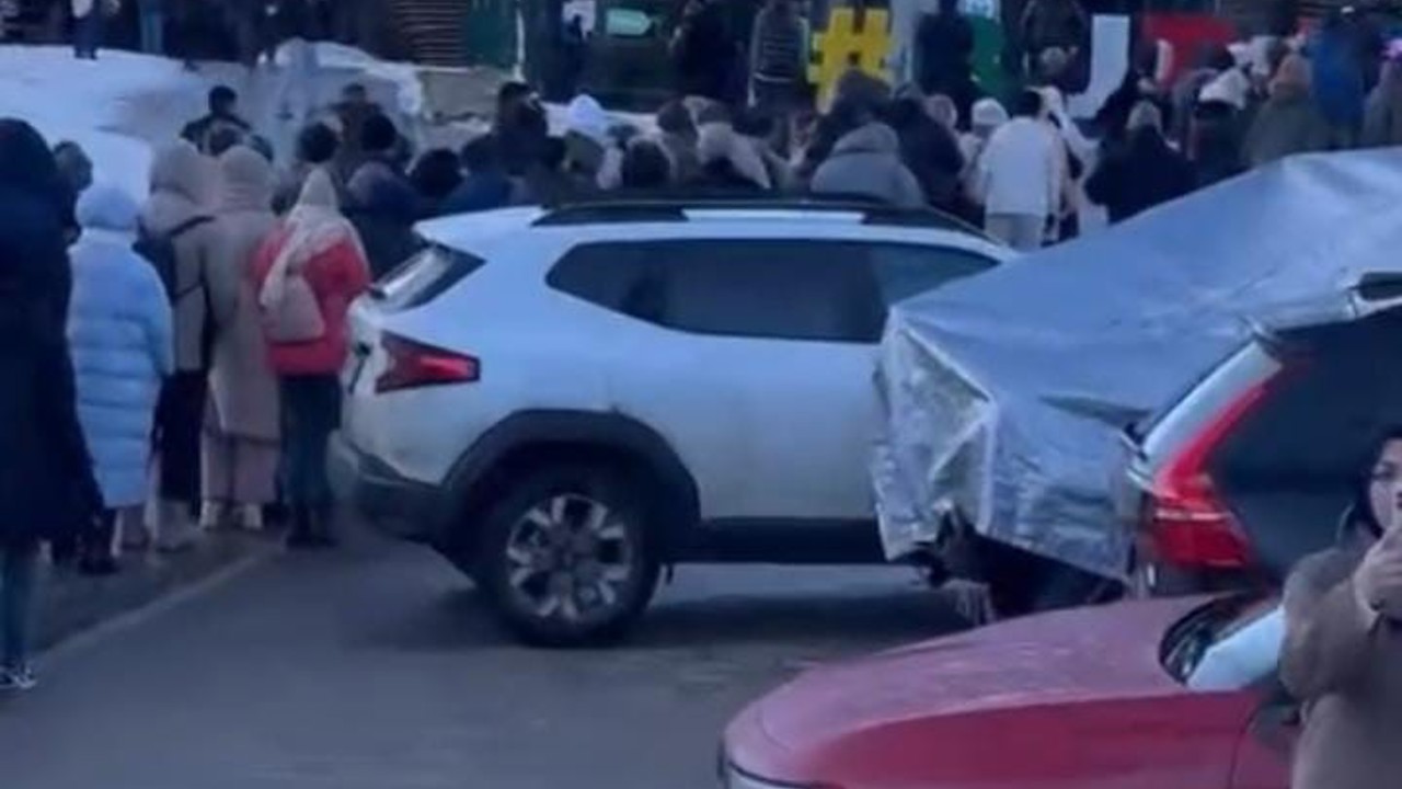 Uludağ’da teleferik kuyruğu metrelerce uzadı
