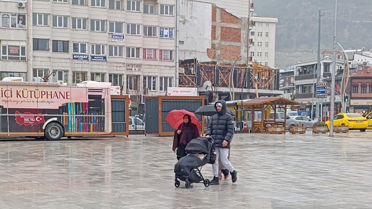 Afyonkarahisar yeni güne yağışlı hava ile başladı
