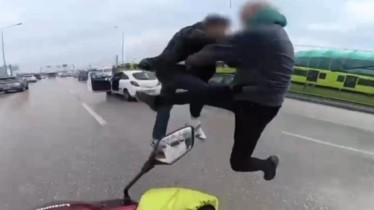 Uçan tekmelerin bedeli ağır oldu... Ehliyetlerine el konuldu, psikotekniğe sevk edildi
