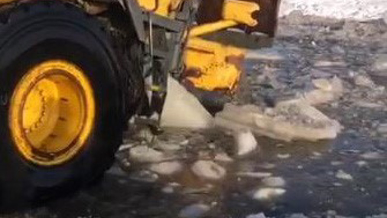 İçme suyu yolunu açarken kara saplanan loder vinç yardımıyla kurtarıldı
