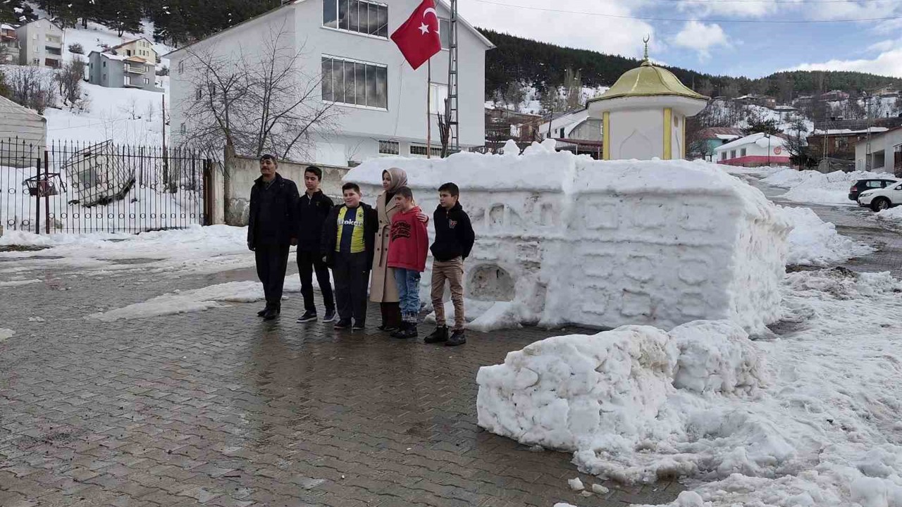 Tarihi Sivas Valiliği’nin kardan maketi ziyaretçilerini ağırlıyor
