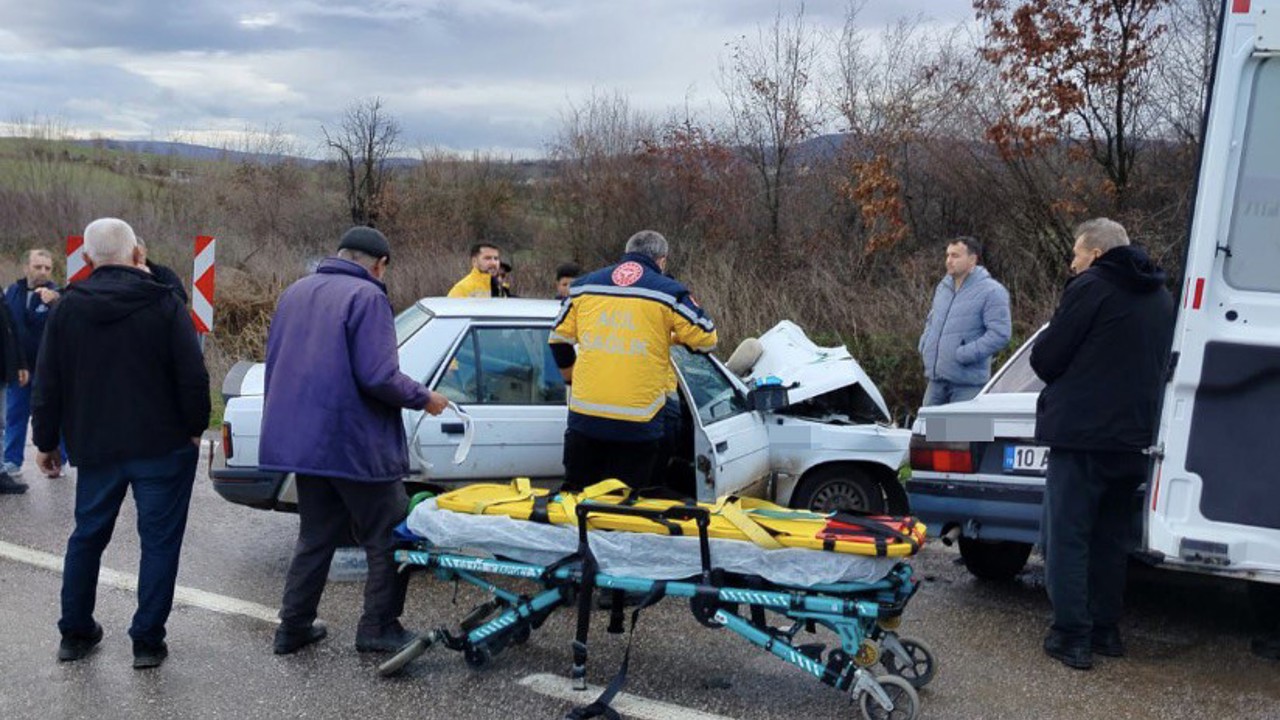 Gönen’de iki otomobil çarpıştı: 6 yaralı
