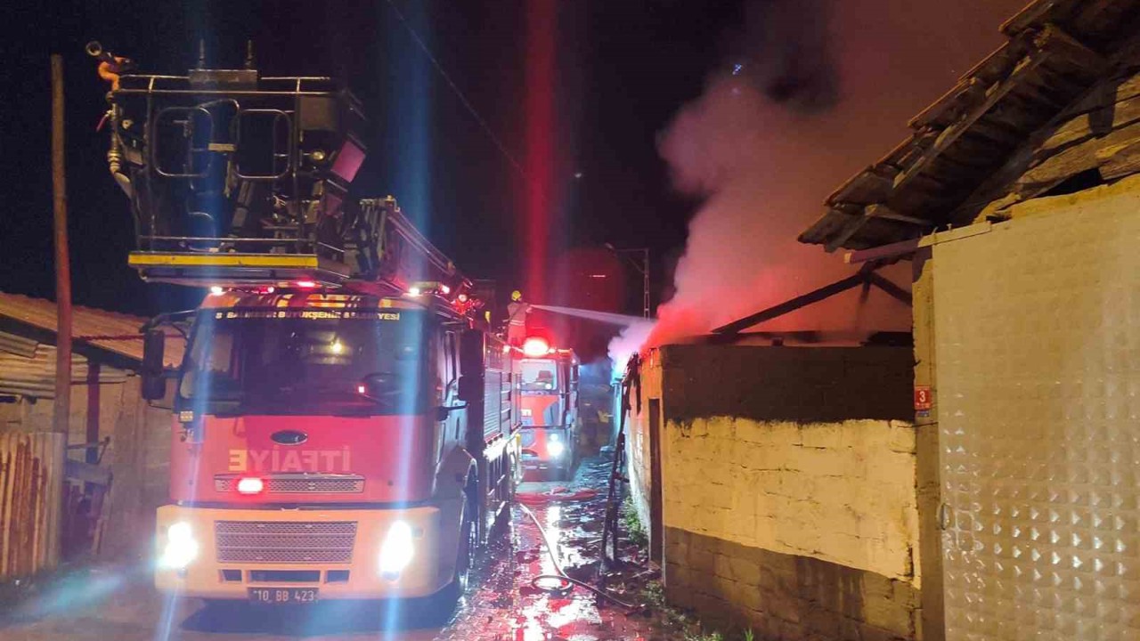 Manyas’ta samanlık yangını söndürüldü
