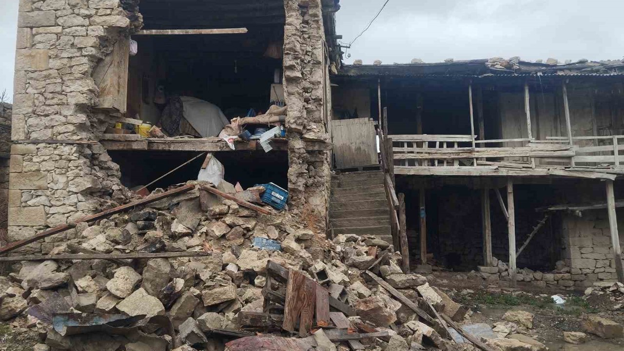 Komşusu ’adam öldü evi de yıkıldı’ dedi o anda ev çöktü
