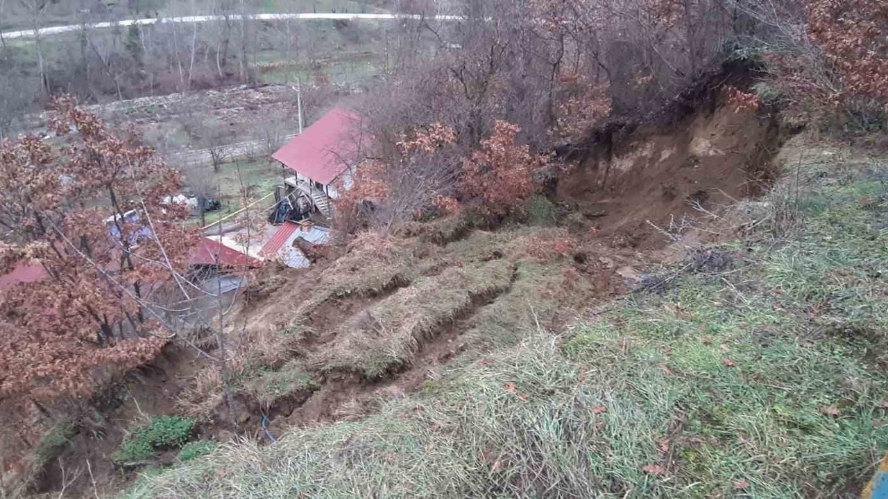 Bolu’da heyelan nedeniyle 3 ev boşaltıldı
