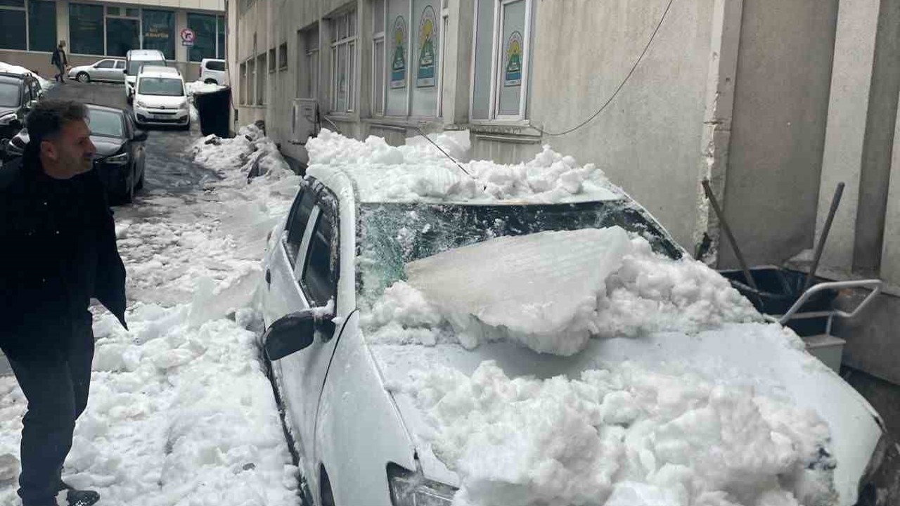 Tatvan’da çatıdan düşen kar otomobili kullanılamaz hale getirdi
