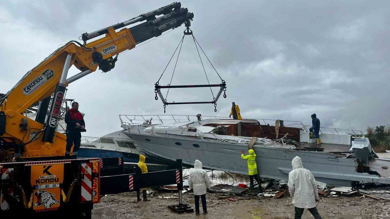 Antalya’da hortumun vurduğu tekneler vinçlerle kurtarılıyor

