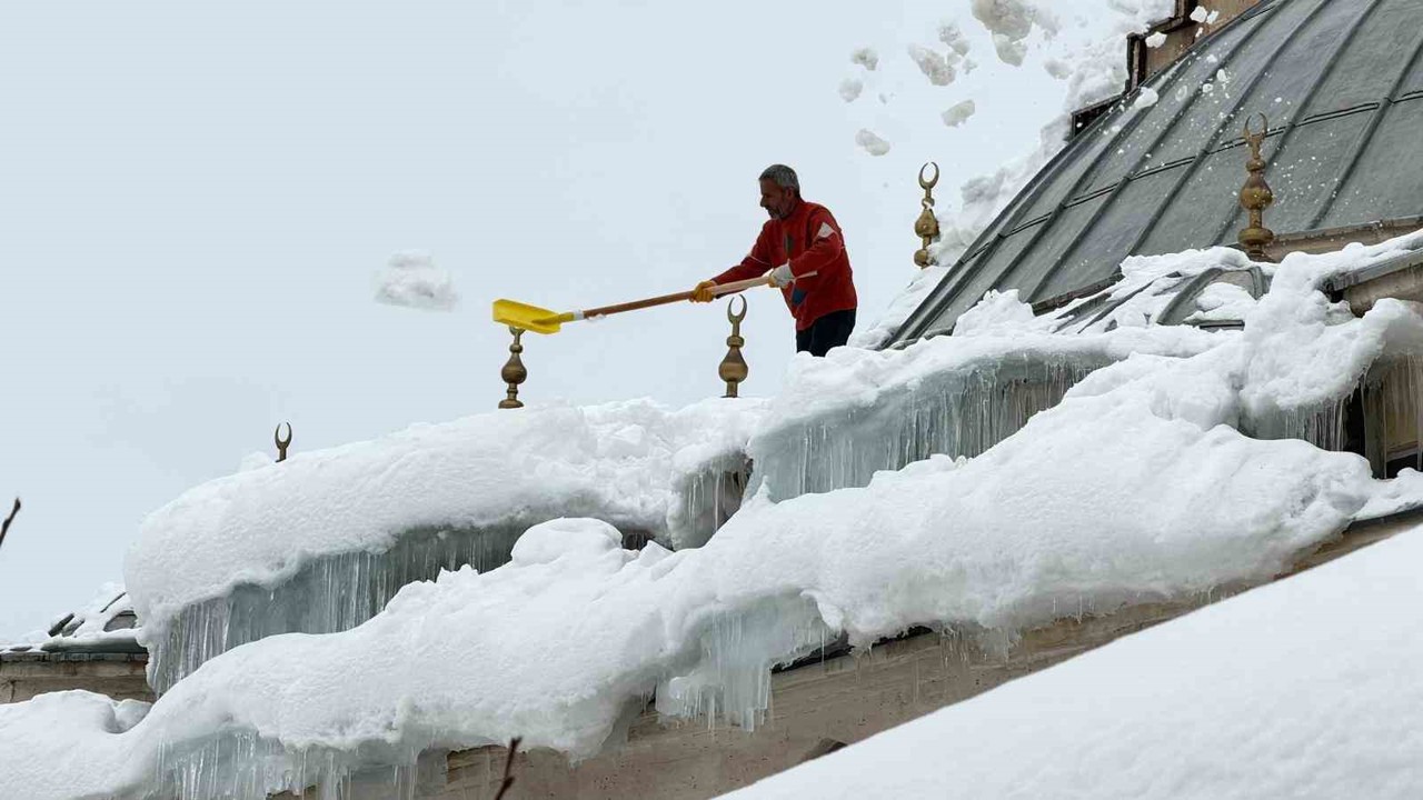 Hakkari’de tehlike saçan caminin çatısı kardan temizlendi
