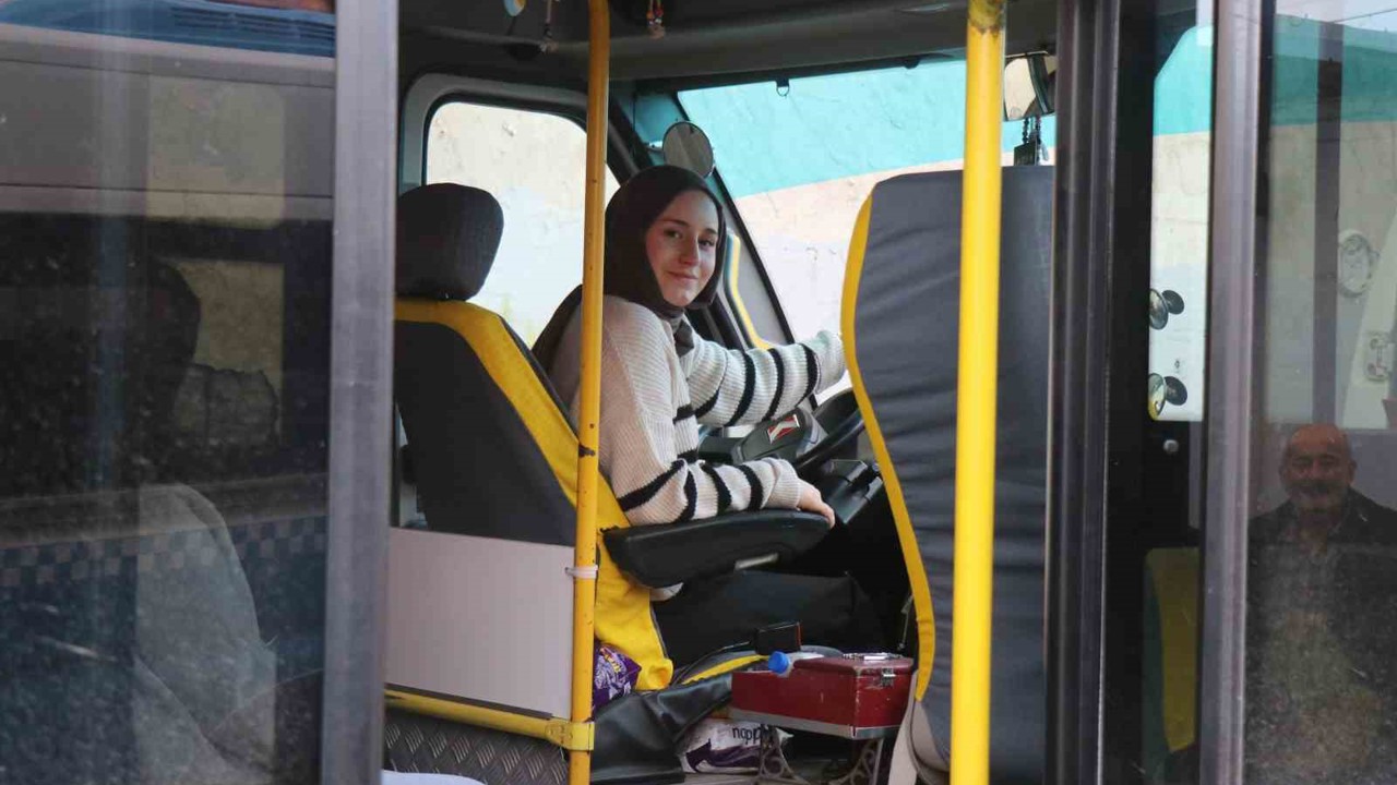 Çocuk yaşta muavinlik yaparak başladı, şimdi minibüs direksiyonunda kadınlara ilham oluyor
