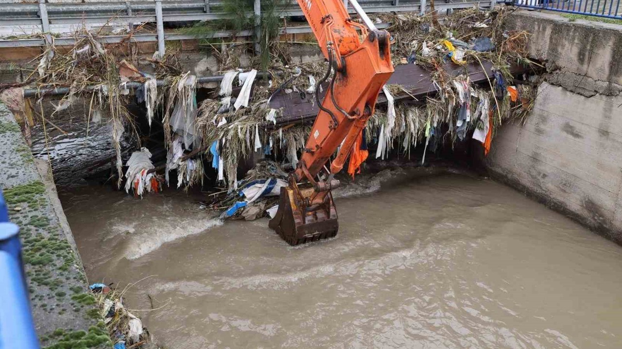 İzmir’de kuvvetli yağış alarmı: Bin 310 personel, 342 araç ve 200 pompa ile sahada
