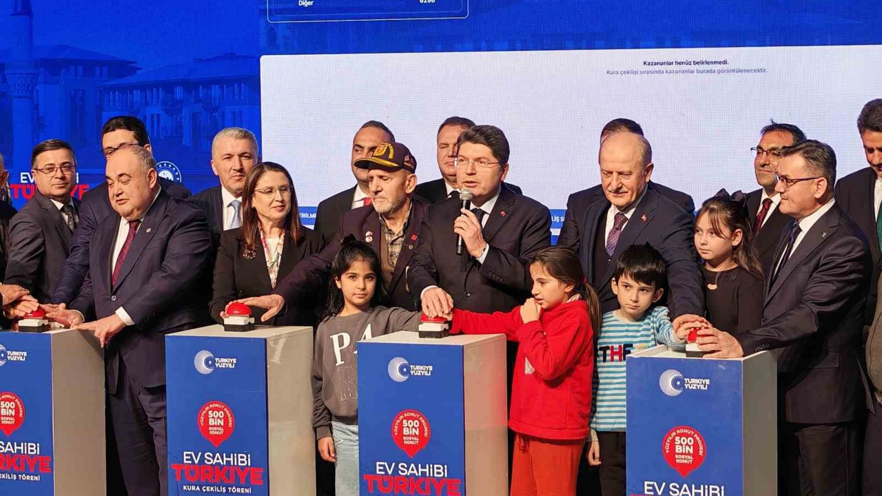 Adalet Bakanı Yılmaz Tunç, memleketinde TOKİ kurasına katıldı
