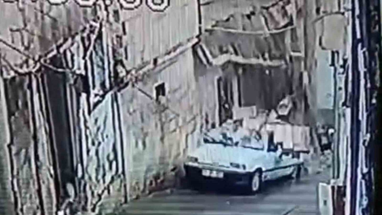 Şanlıurfa’da istinat duvarı otomobil üzerine devrildi
