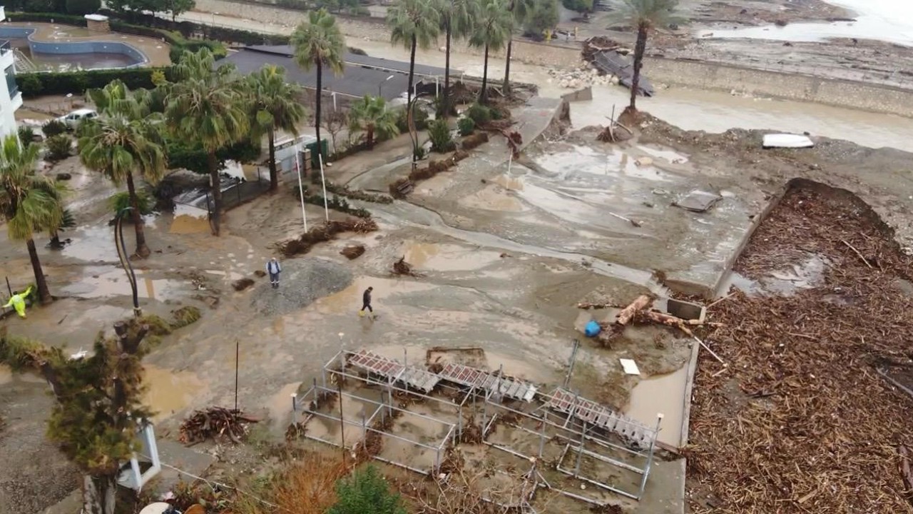 Mersin’de yıkılan köprü ve su basan sitelerin son durumu dronla görüntülendi
