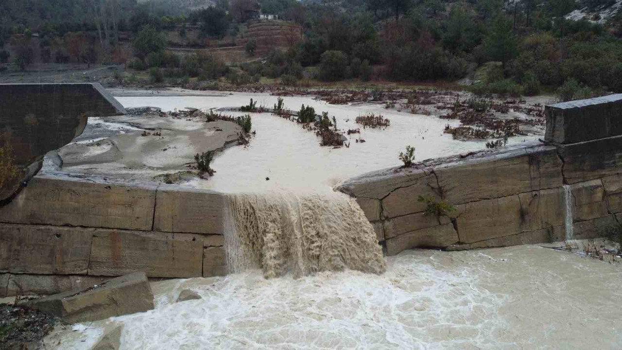 Kuraklıkla kuruyan Deliçay yeniden akmaya başladı, çiftçinin yüzü güldü
