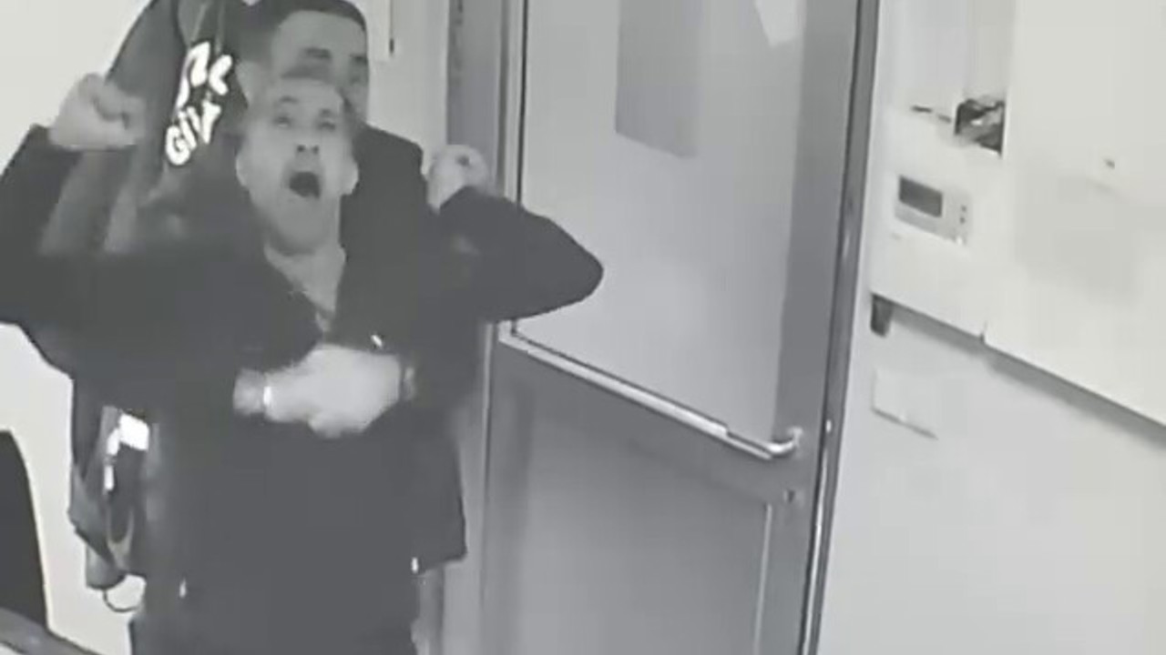 Engelli çalışan, güvenlik görevlisinin heimlich manevrasıyla hayata tutundu
