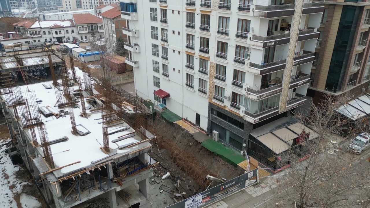 Malatya’da istinat duvarının çökmesi sonucu tahliye edilen 6 katlı bina havadan 