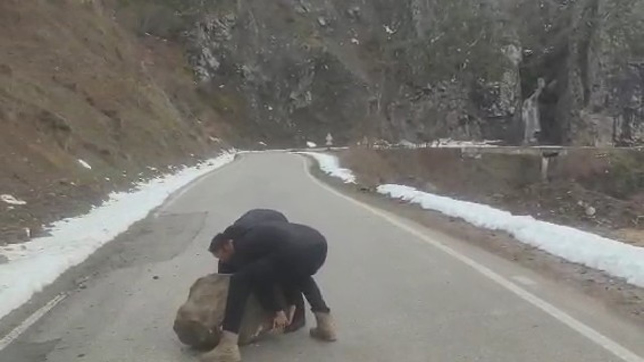 Yola düşen kayayı otomobilleriyle çektiler
