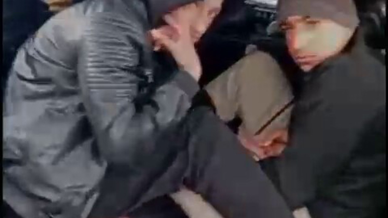 SUV tarzı aracın her köşesinden düzensiz göçmen çıktı
