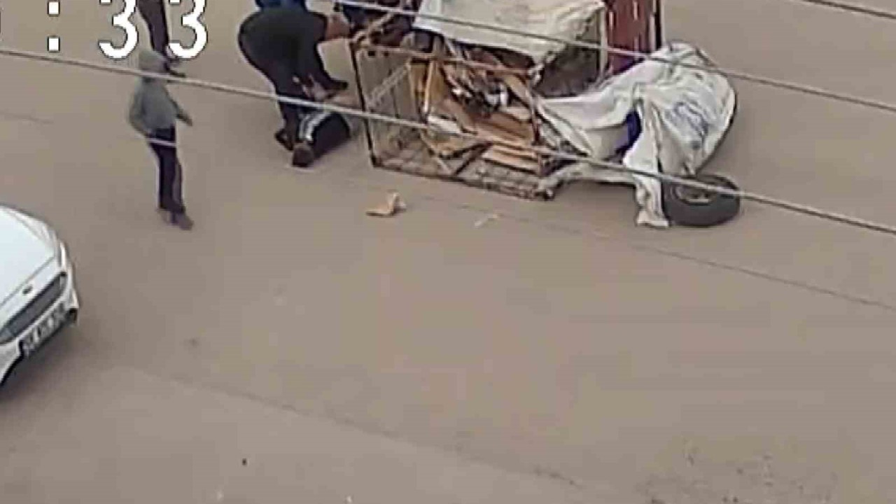 Çocuğun kullandığı elektrikli motosiklet yola devrildi, o anlar kamerada
