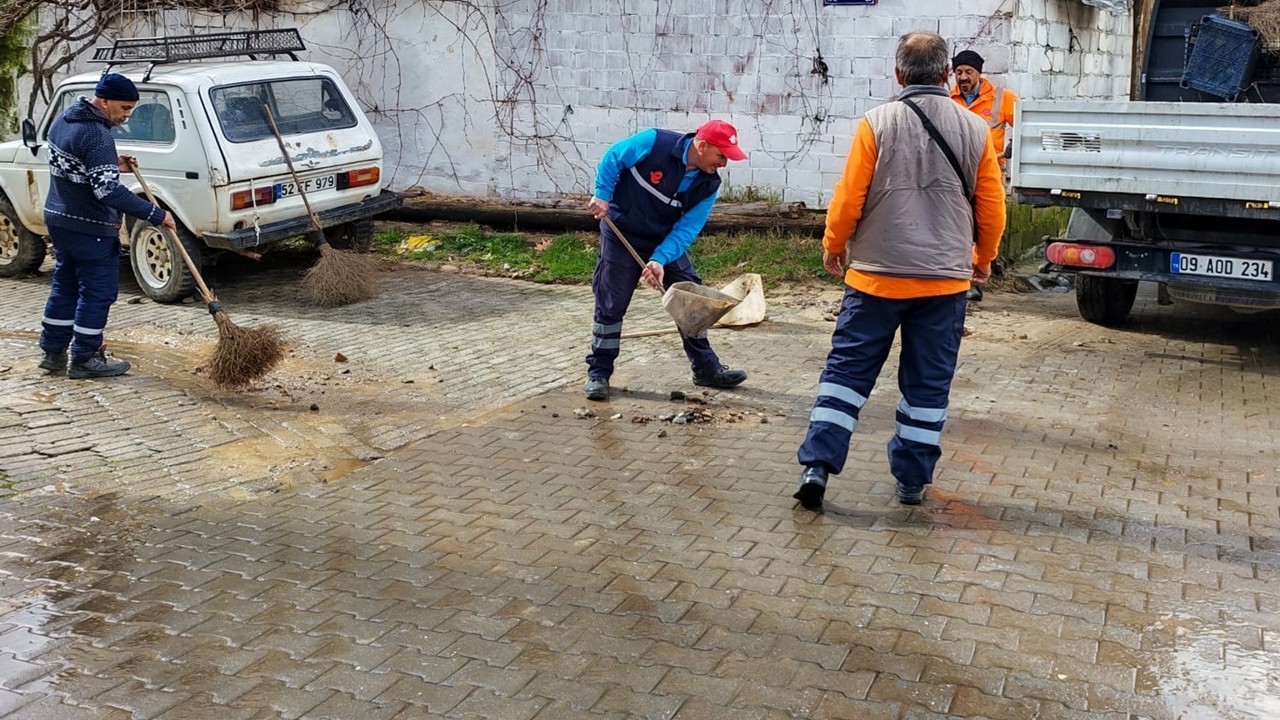 Yoğun yaşın ardından belediye ekipleri sahada
