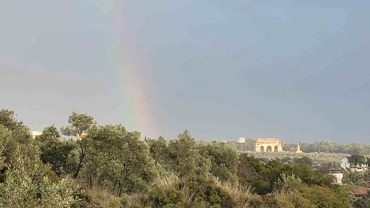 Tralleis’ten kente uzanan gök kuşağı kartpostallık görüntüler oluşturdu
