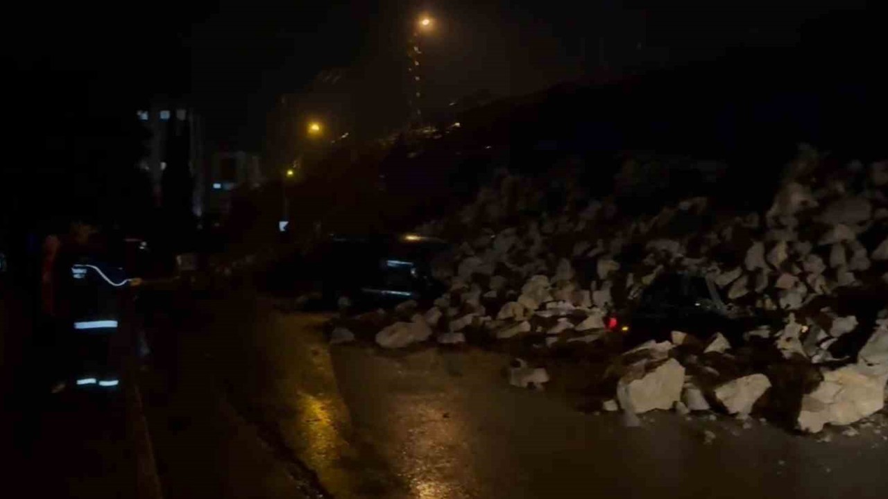 İstinat duvarı park halindeki araçların üzerine çöktü
