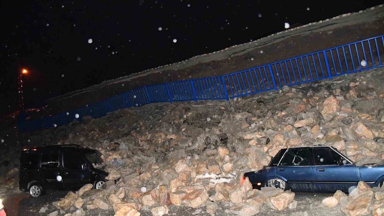 İstinat duvarının park halindeki araçların üzerine çöktüğü anlar kamerada
