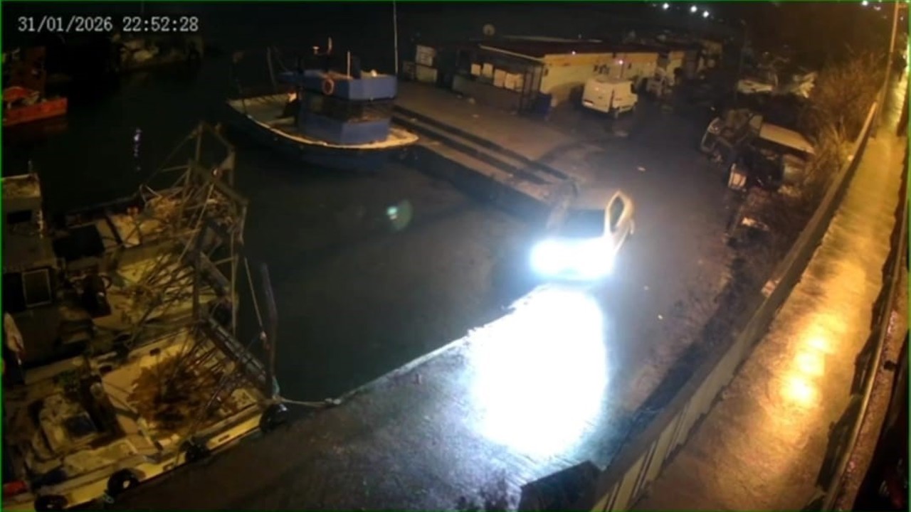 Sarıyer’de aynı yerde aynı şekilde ikinci kez bir araç mendirekte asılı kaldı. O anlar kamerada
