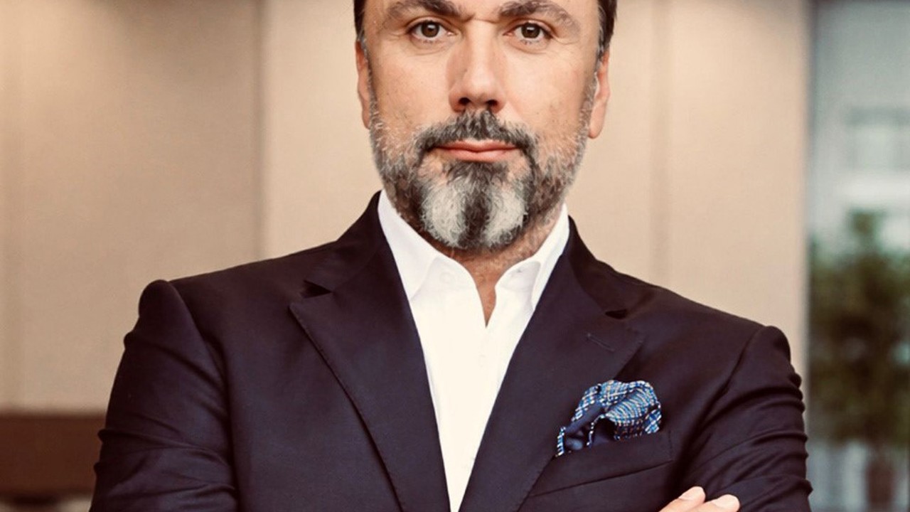 Altında sert dalgalanma
