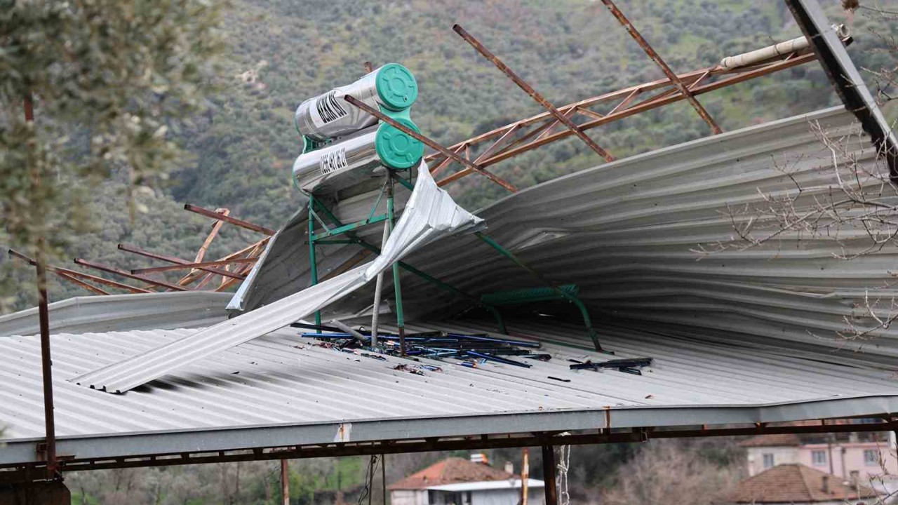 Fırtına yıktı geçti
