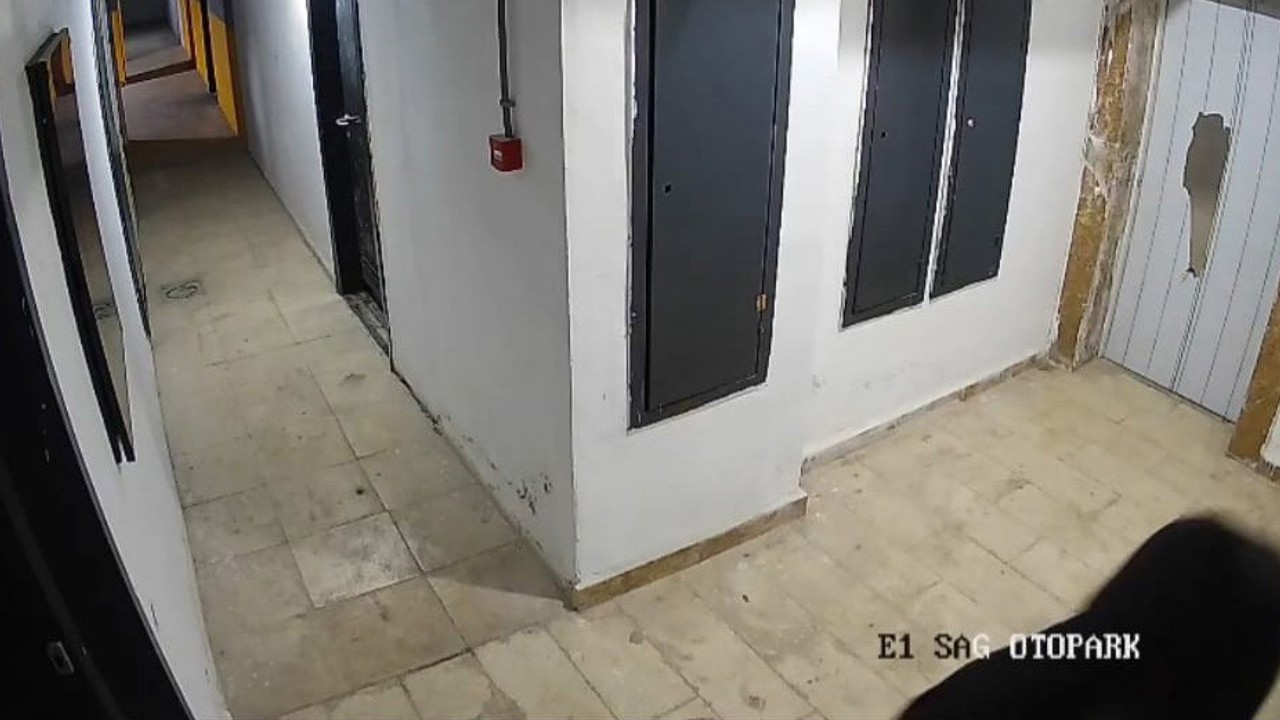 Elazığ’da güvenlik kameralarına zarar veren şahıs kameraya yakalandı
