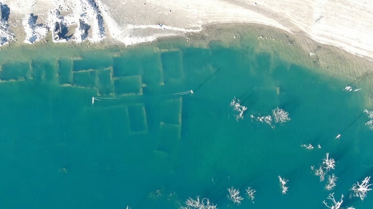 Bir zamanlar tamamen sular altında kalan köy, şimdi de kar altında kaldı
