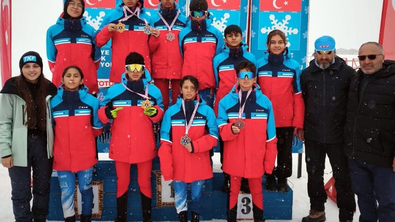 Erzincanlı kayakçılar Hakkari’den 6 madalya ile döndü
