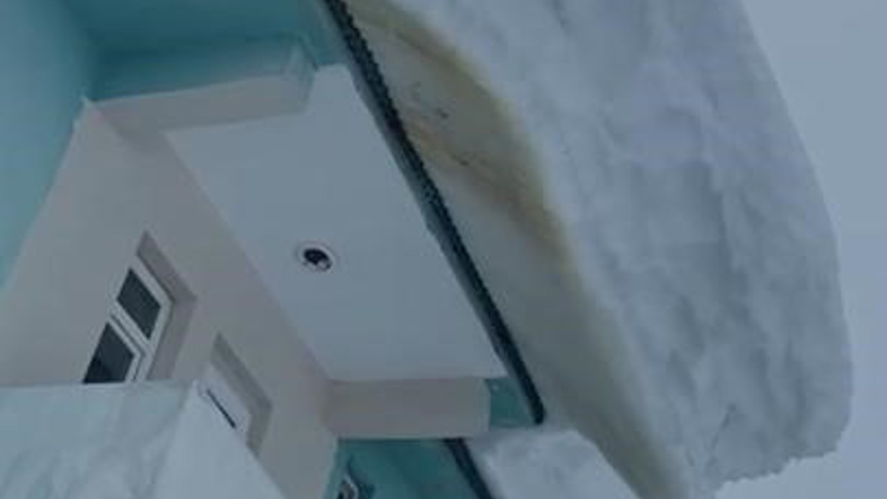 Ovacık’ta bina çatılarında sarkan kar kütleleri hayrete düşürdü
