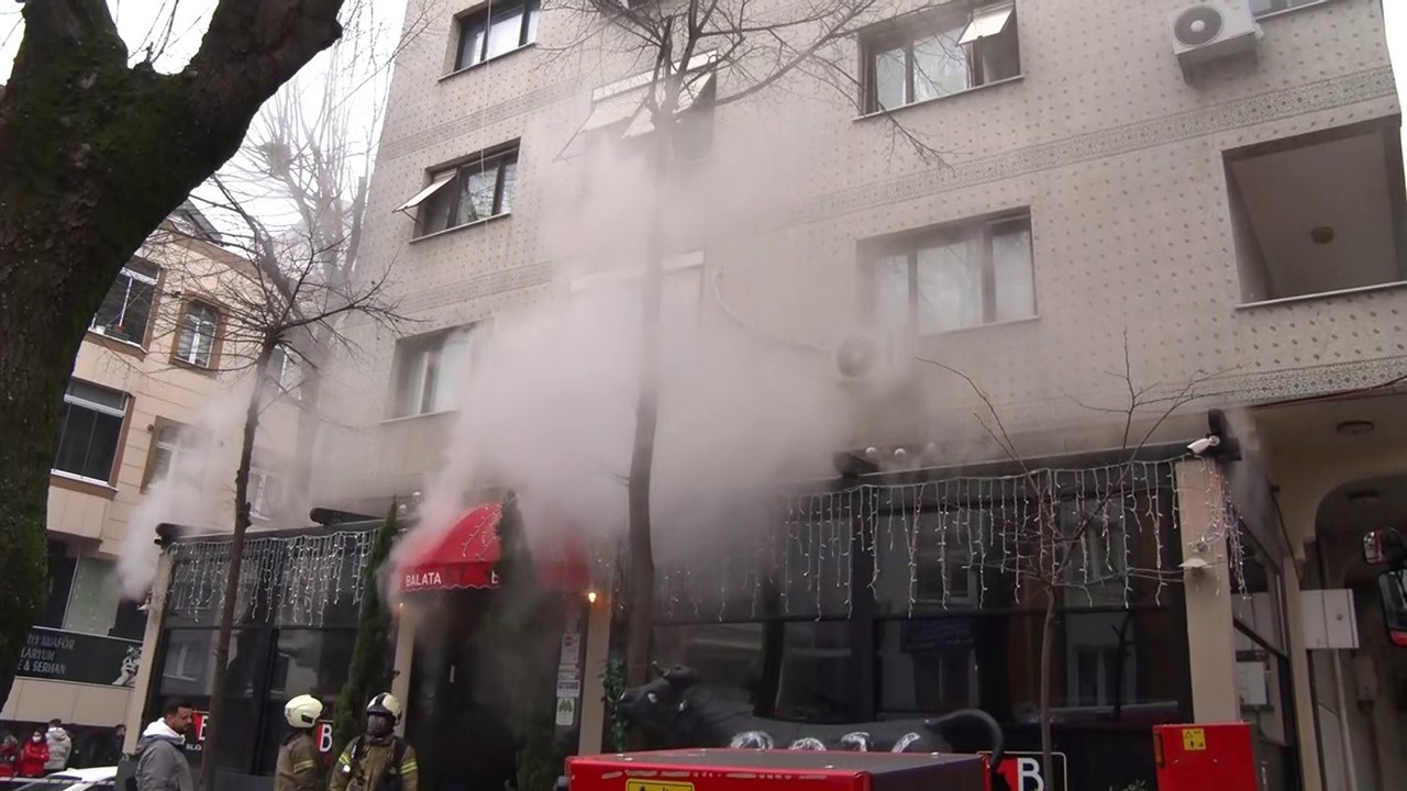 Bayrampaşa’da bir restoranda çıkan yangın paniğe neden oldu
