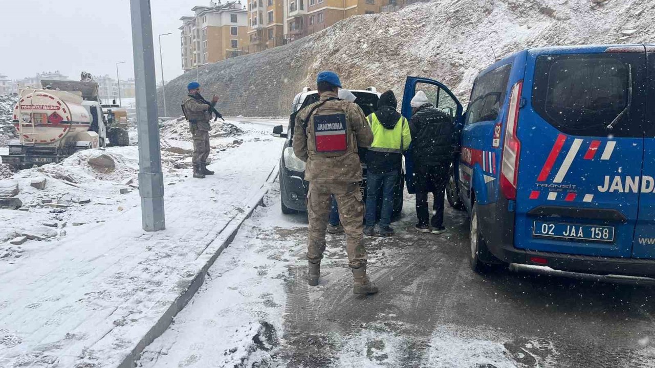 Gölbaşı’nda jandarma vatandaşın güvenliği için nöbette
